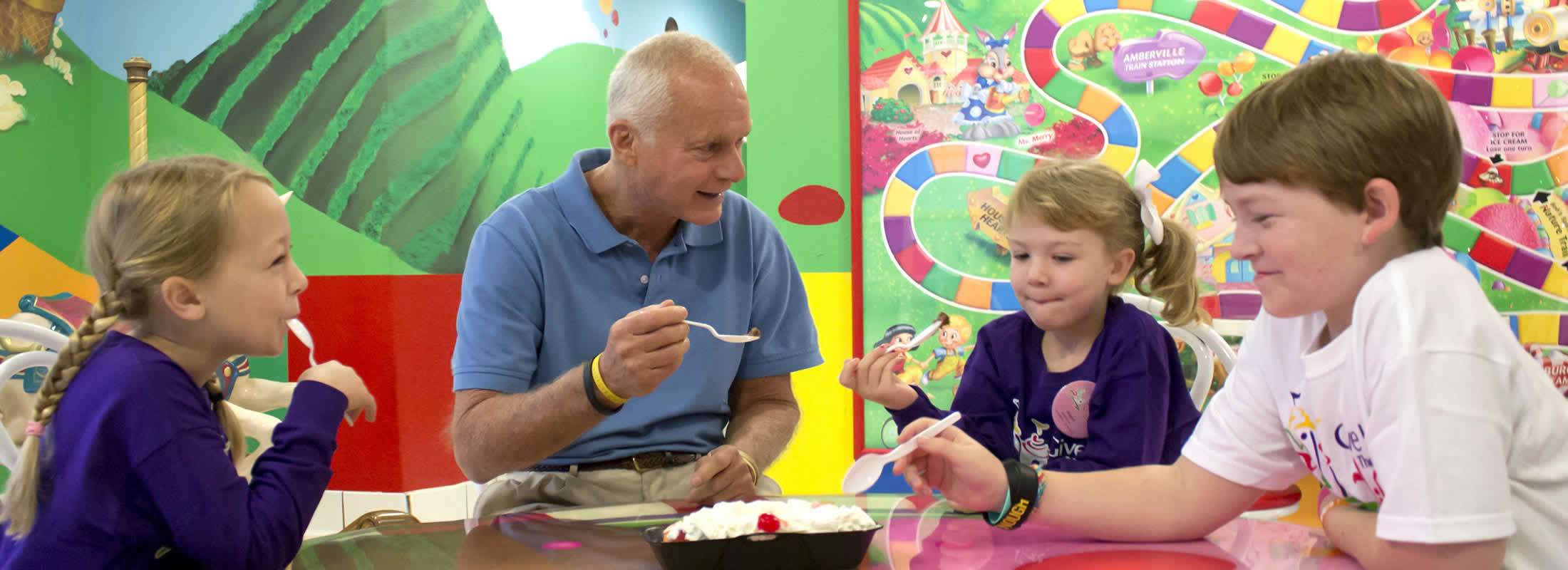 Harris Rosen splitting sundae with kids